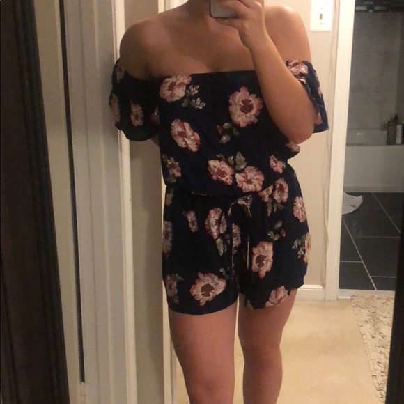 BNWT Floral Off The Shoulder Romper - Picture 2 of 4